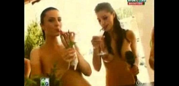  Goluri si Goale ep 10 Gina si Roxy (Romania naked news)